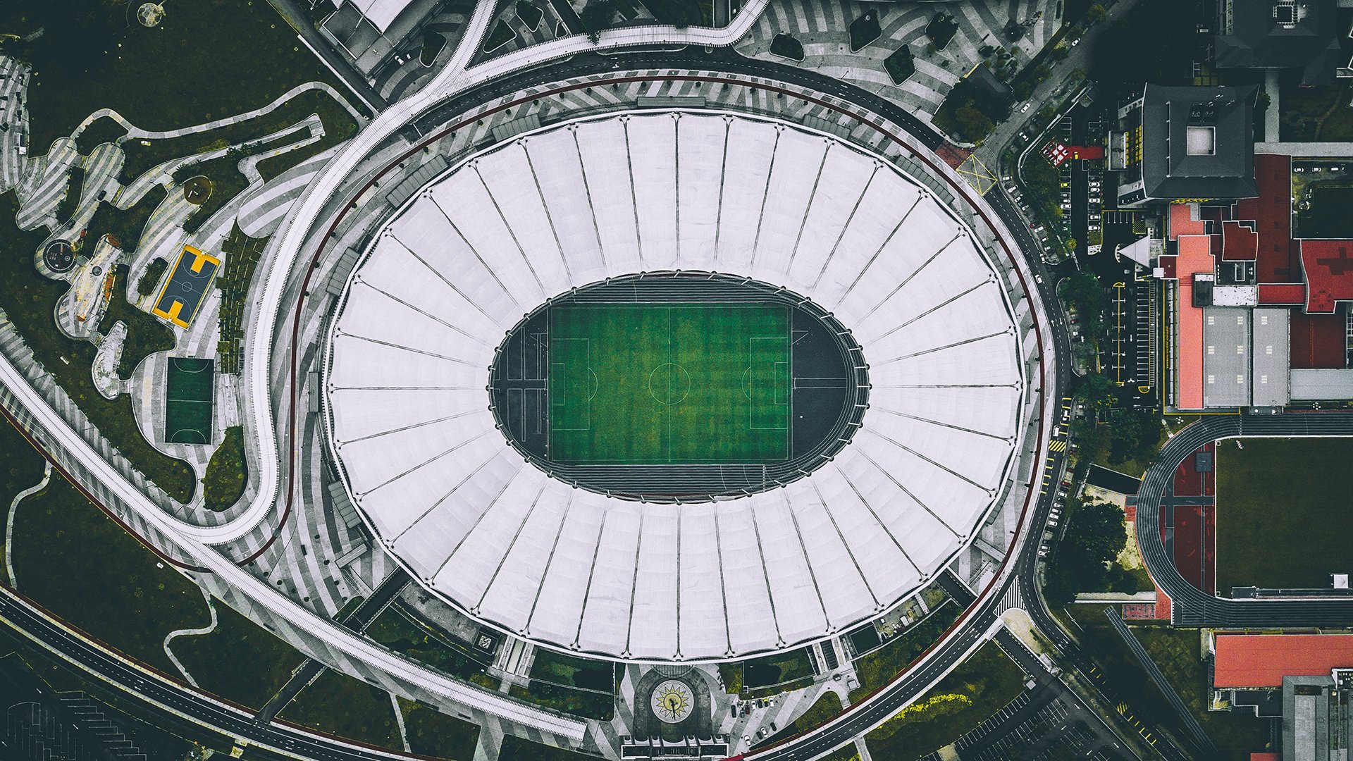 2024国际马拉松盛事，选手突破极限，城市沸腾狂欢